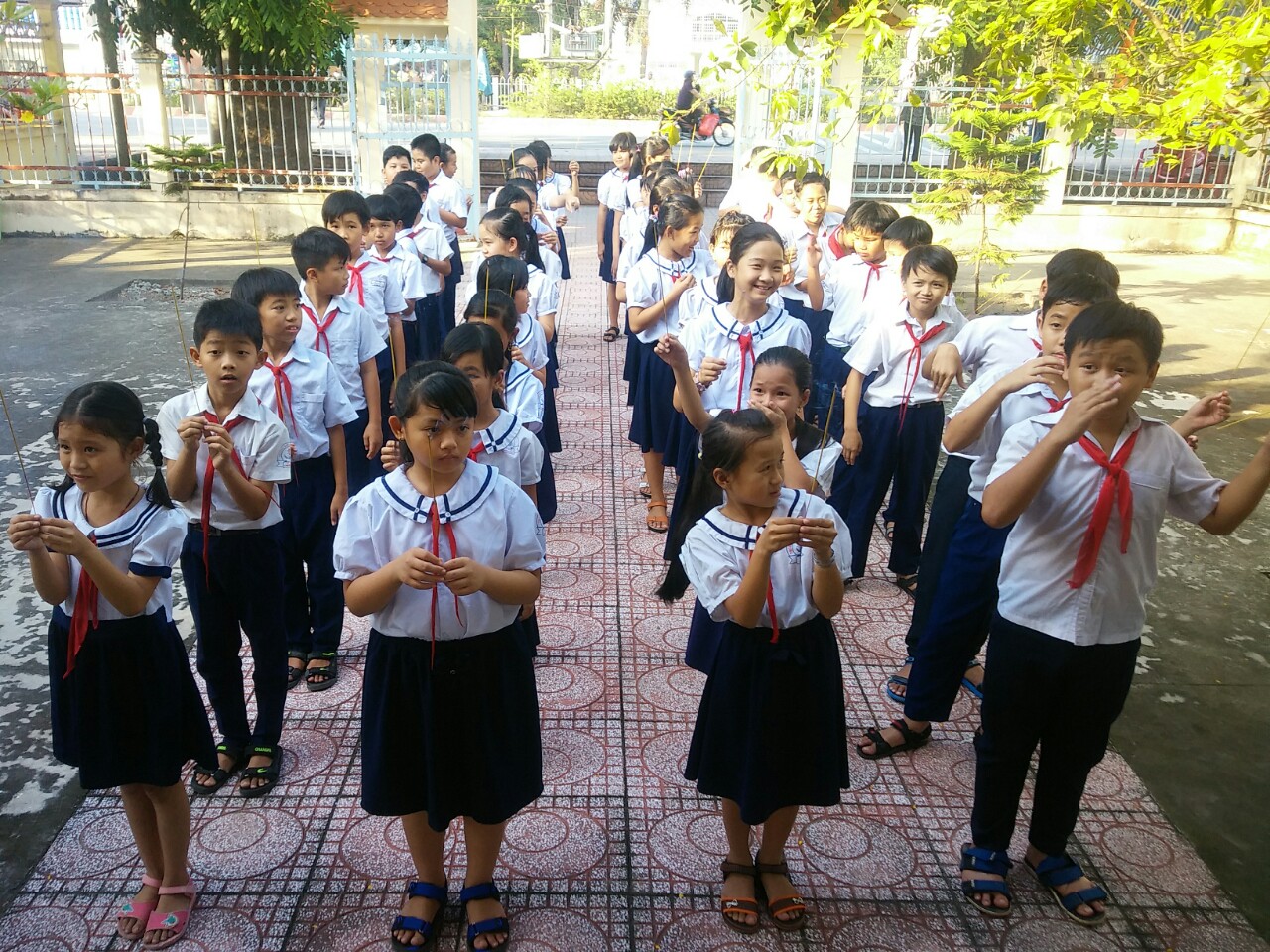 thắp hương đền liệt sỹ