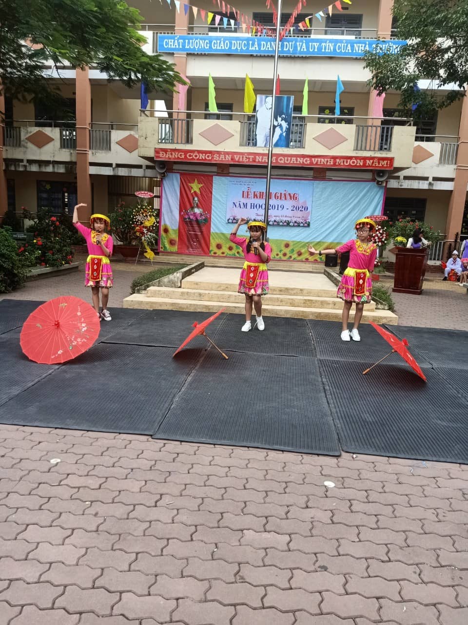 Văn nghệ của học sinh lớp 5