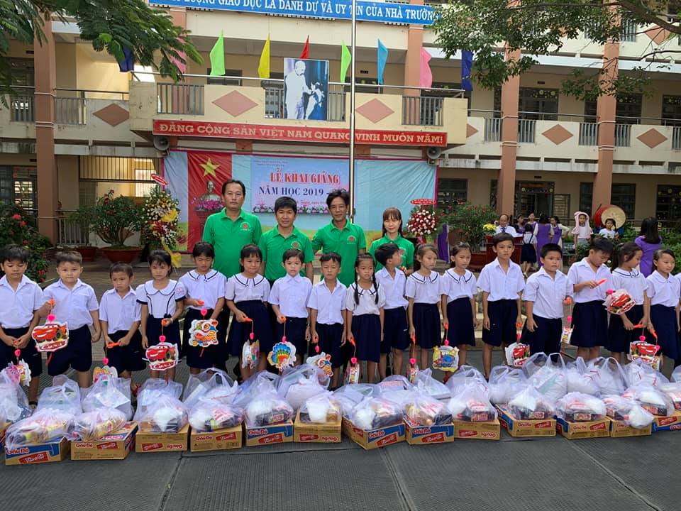 Các mạnh thường quân trao quà cho học sinh nghèo