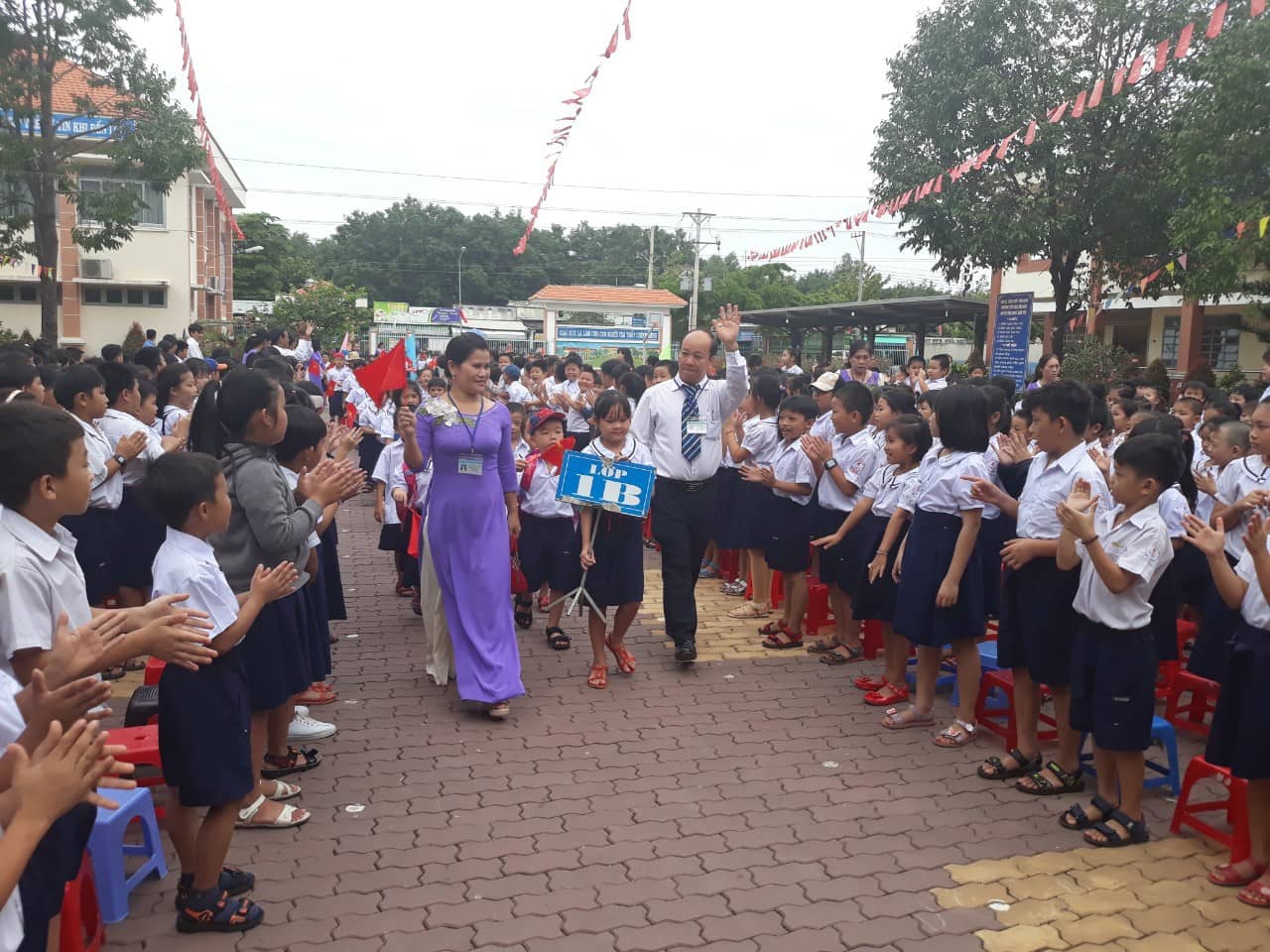 Cả trường hân hoan đón chào học sinh lớp 1