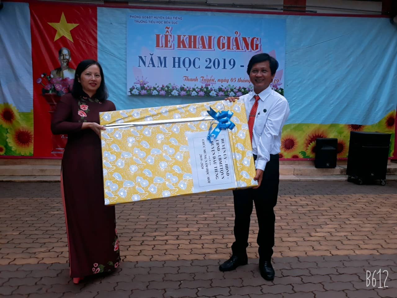 Đại diện chính quyền địa phương tặng quà cho nhà trường
