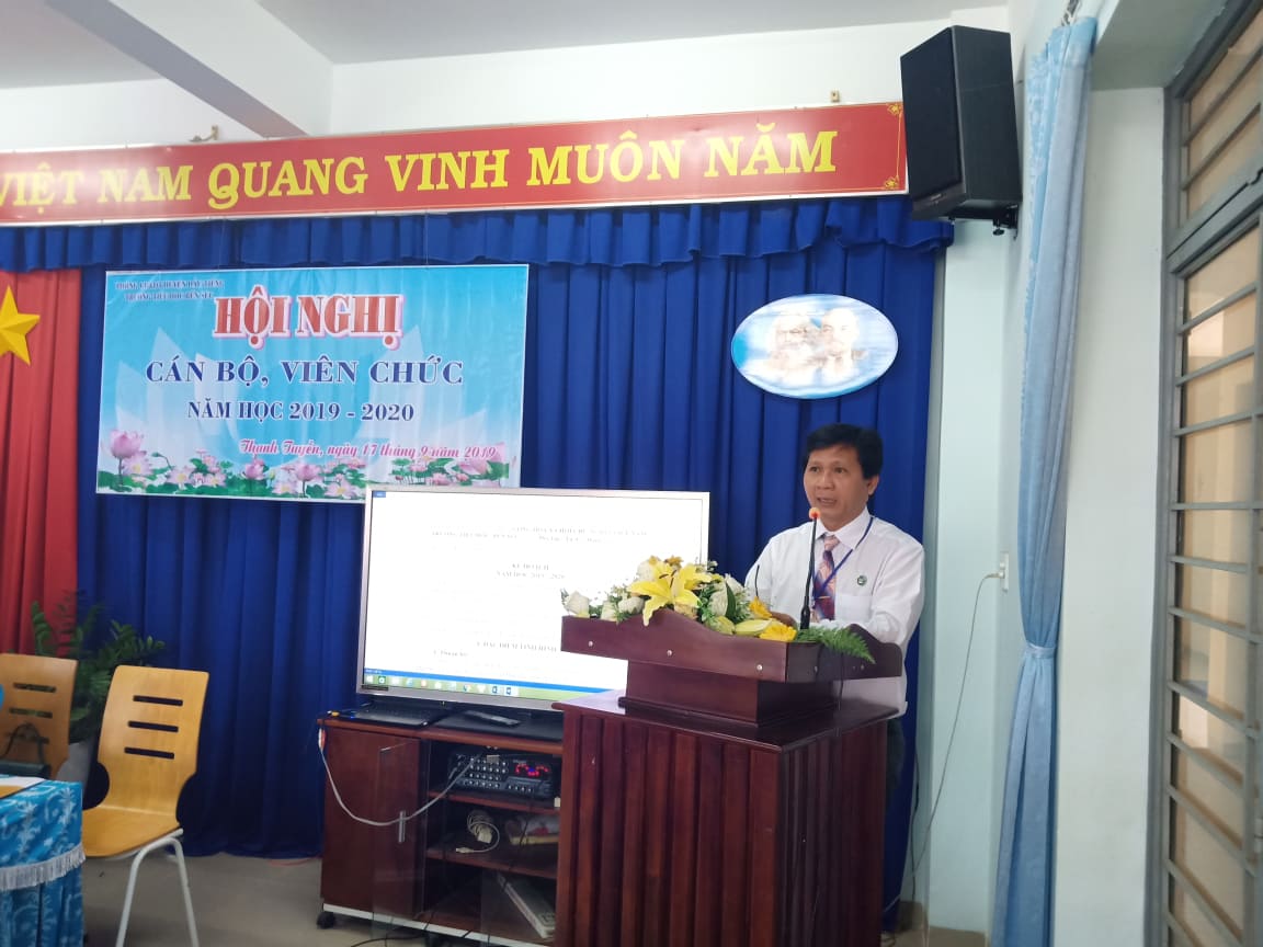 Thầy hiệu trưởng đọc dự thảo kế hoạch năm học 2019 - 2020