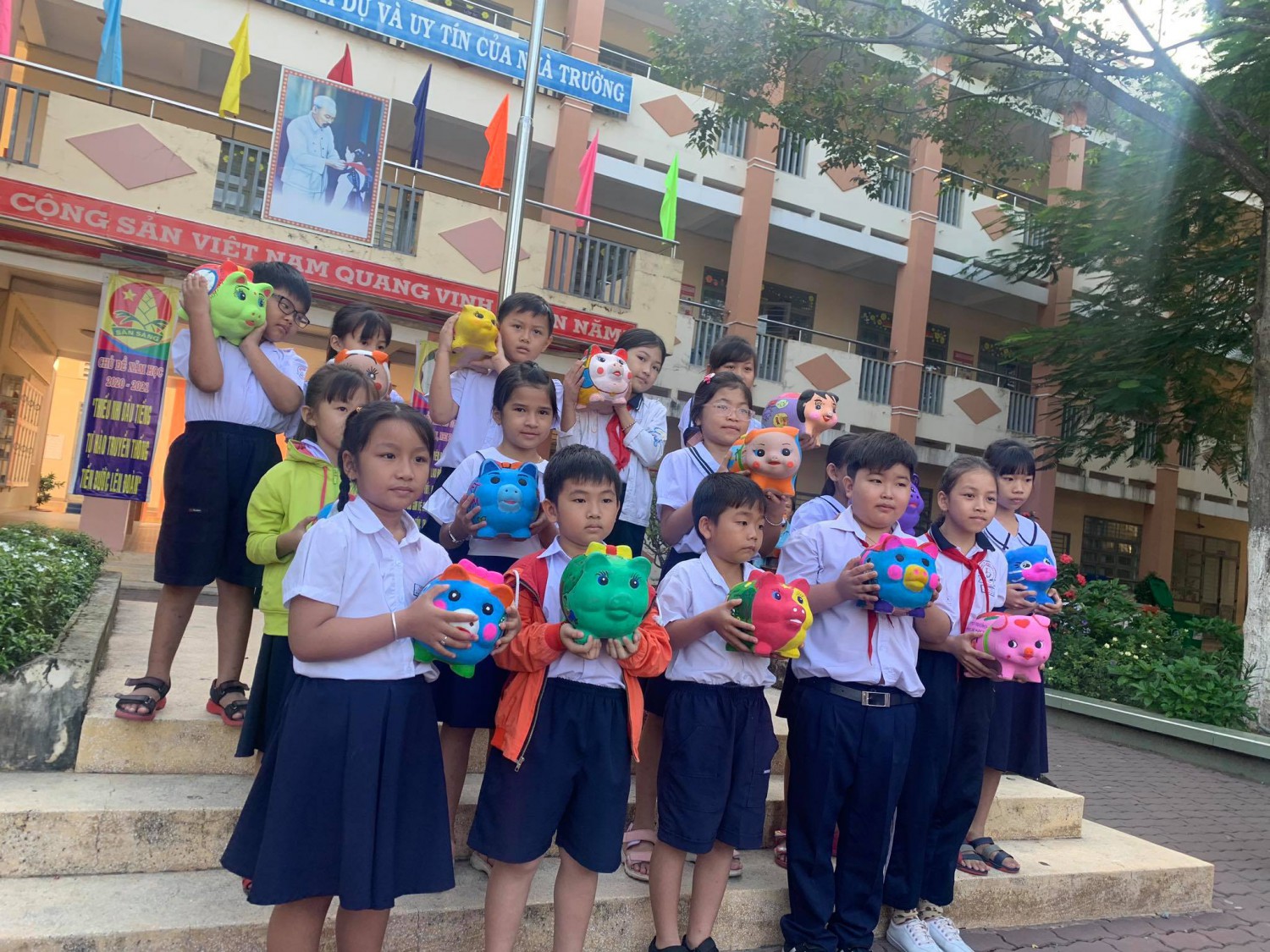 HOẠT ĐỘNG TRẢI NGHIỆM:TRANG TRÍ HEO ĐẤT NĂM HỌC 2020 -2021