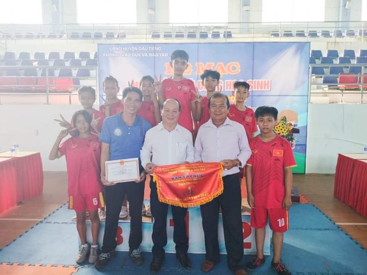Trao thưởng Hội khỏe phù đổng năm học 2022-2023
