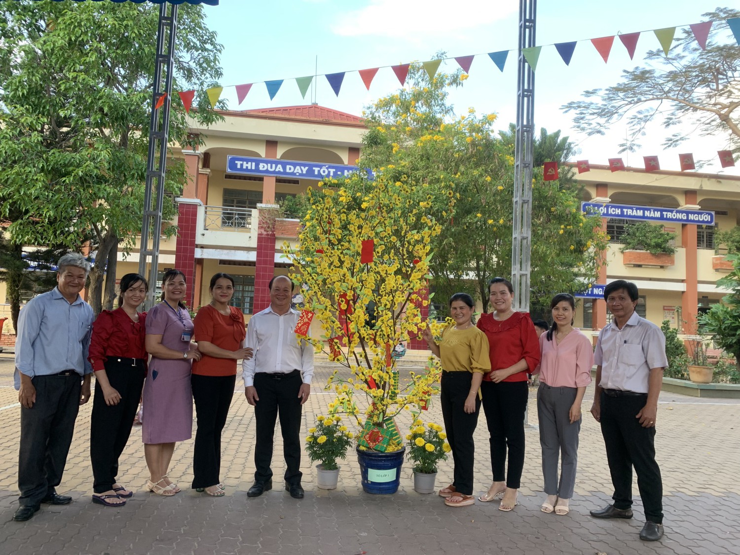 Hoạt động trải nghiệm " Trang trí cây mai, đào' chào đón xuân Quý Mão 2023
