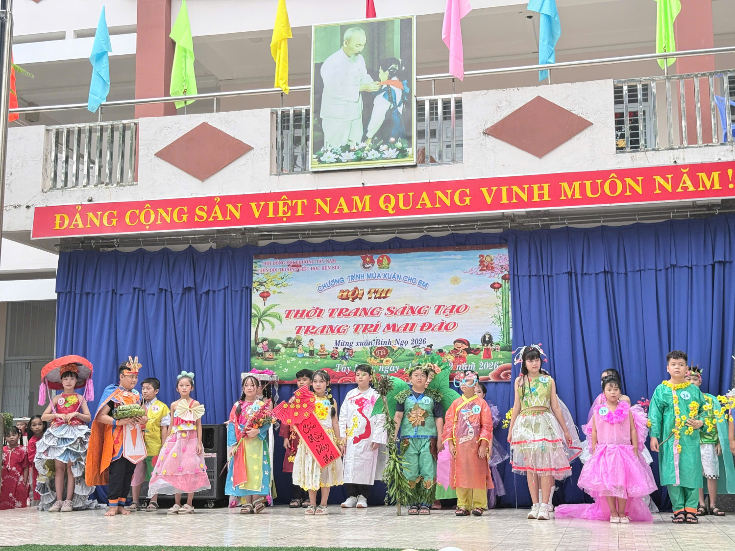 Rộn ràng sắc xuân qua hội thi thời trang sáng tạo và trang trí cành mai, đào